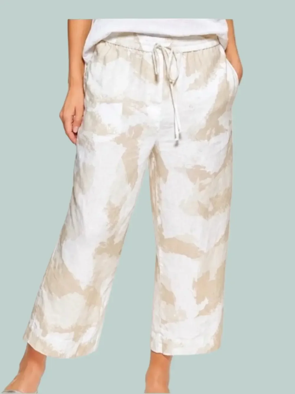 DKNY jeans cream and tan linen blend cropped pants. Women’s size medium